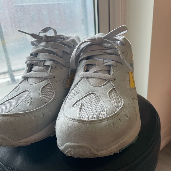 Reebok sneakers size 10 - Picture 2 of 6